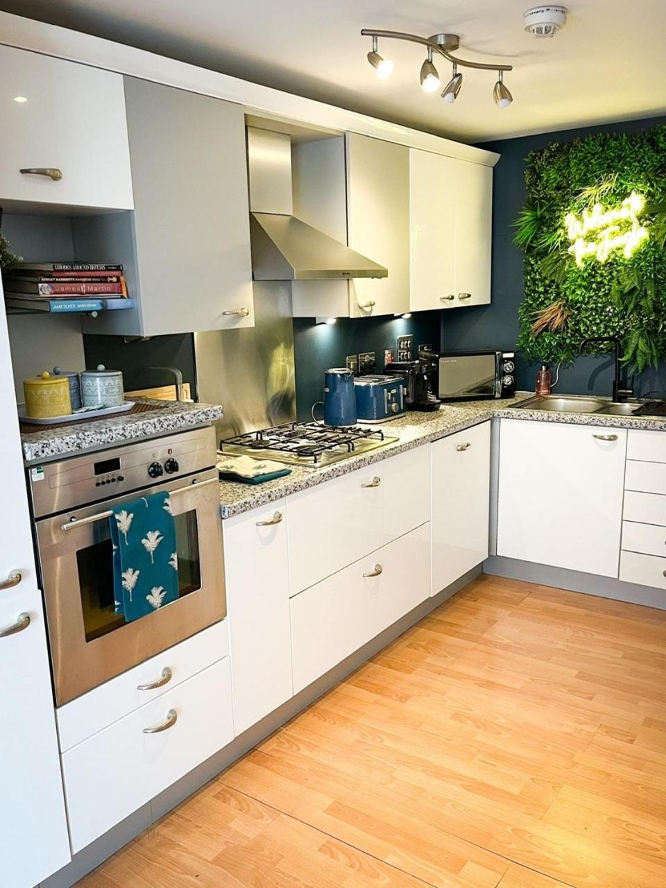 Jungle Escape, City Apartment With Parking & Terrace Chester Exterior foto